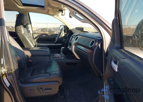 2017 Toyota Tundra Limited 5.7L V8 z USA, uszkodzony, nr VIN 5TFHW5F19HX593875